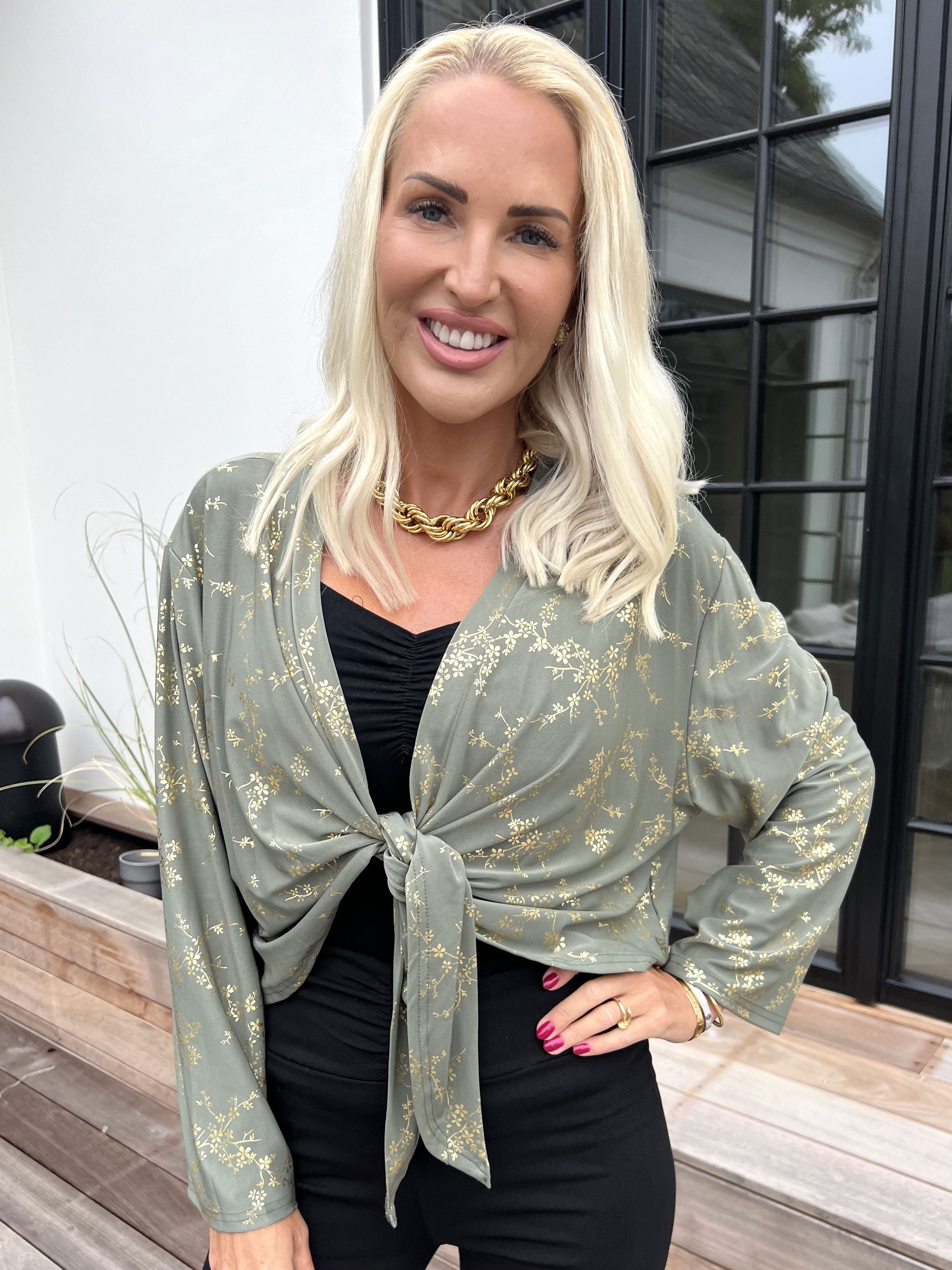 Werena Gold - Kort elastisk kofta med guldfärgade blommor